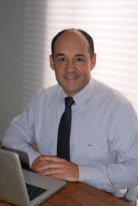 Fotografia do Dr. Celso Cruz - Ortopedista em seu consultório